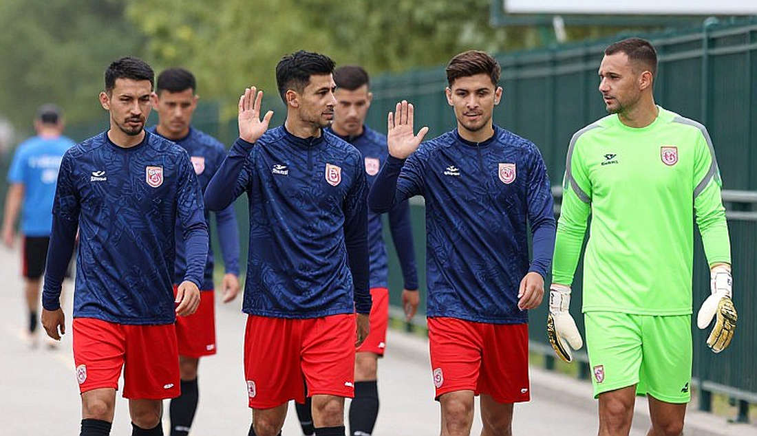 Thái Lan 0-0 Pakistan hiệp một: Khi hàng thủ mất đi tấm khiên 1,90m — và trận đấu thật nằm ở ngày 29 tháng 9 Thái Lan 0-0 Pakistan hiệp một: Khi hàng thủ mất đi tấm khiên 1,90m — và trận đấu thật nằm ở ngày 29 tháng 9