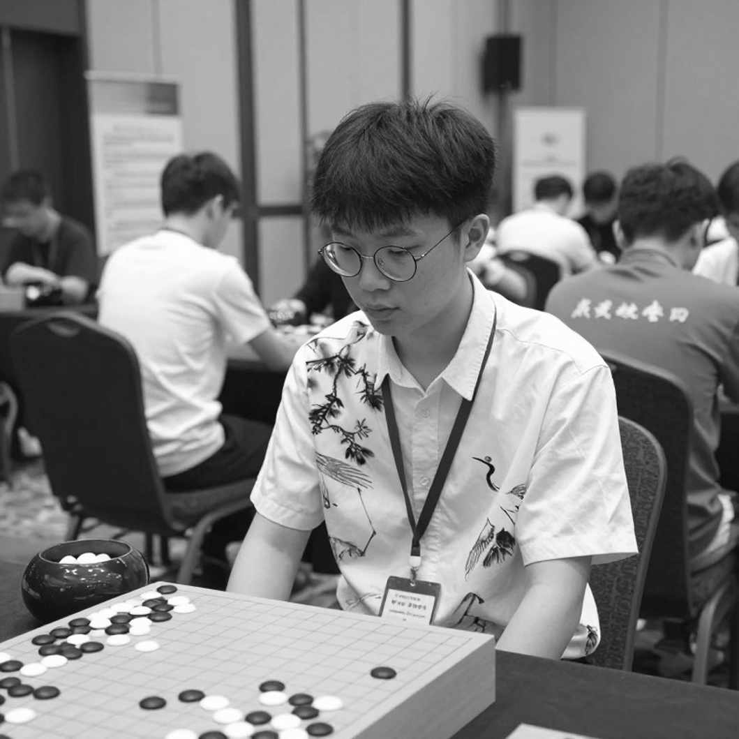 Nepo siết cổ Carlsen, rồi để tuột mất: Bài học về nghệ thuật kết liễu trong cờ nhanh