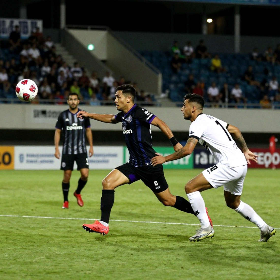 Phí ký kết và bảng lương V.League: dòng tiền nằm ở trang cuối của hợp đồng