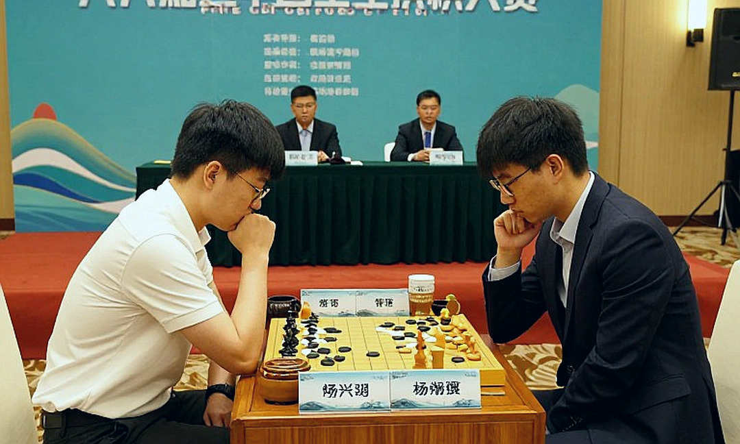 Hadjar lỡ chặng đua F1 thứ ba vì chấn thương: Khi nhịp đập của một đội đua bị bẻ cong
